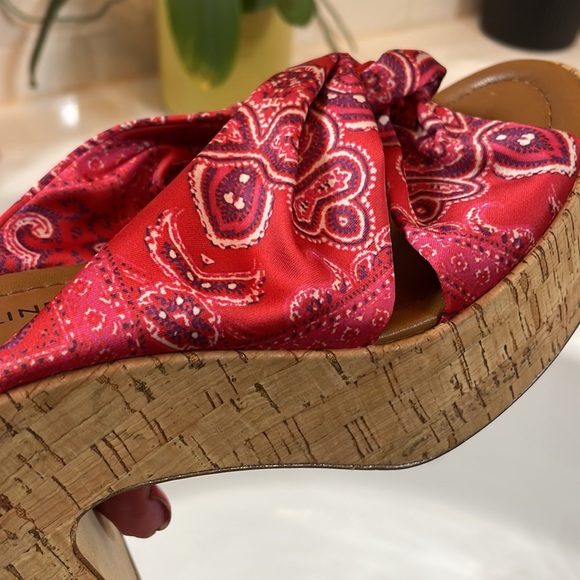 Donald J  PLiner Cork Wedge Hot pink bandana print. EUC SZ 8 - Picture 6 of 6